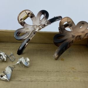 Alternative view of Cute Flower Hair Claw Medium (ကလစ်လှလှလေး)