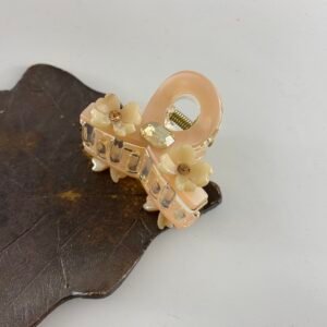 Alternative view of Petal Curve Minimalist Crystal Claw(ပန်းပွင့်စီ ကလစ်)