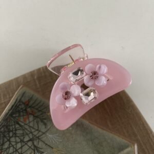 Blossom Half-Moon Minimalist Claw(လခြမ်းပုံဒီဇိုင်း-ပန်းပွင့်ကလစ်)