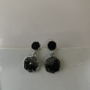 Alternative view of Midnight Onyx Geometric Drop Earrings(အနက်/မီးခိုးရောင် Mixed နားကပ်)