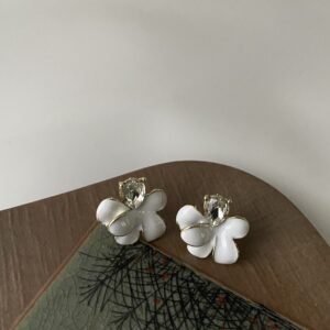White Petal Pear Studs(ပွင့်ချပ်ဖြူ  နားကပ်)