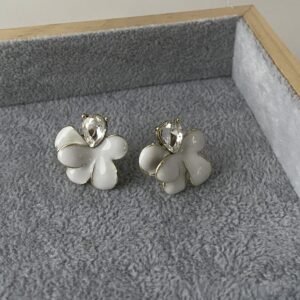 Alternative view of White Petal Pear Studs(ပွင့်ချပ်ဖြူ  နားကပ်)