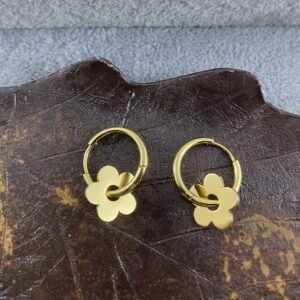 Alternative view of Golden Blossom Mini Hoops(ရွှေရောင်ပန်းပွင့် ကွင်းနားကပ်)